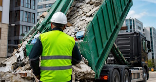 Вывоз строительного мусора в Соколе: услуги лицензированной компании — ПроМусор